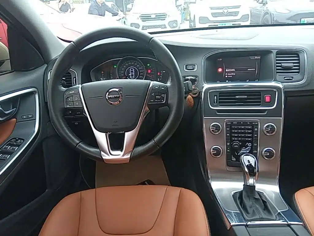 Volvo S60 — фото 11