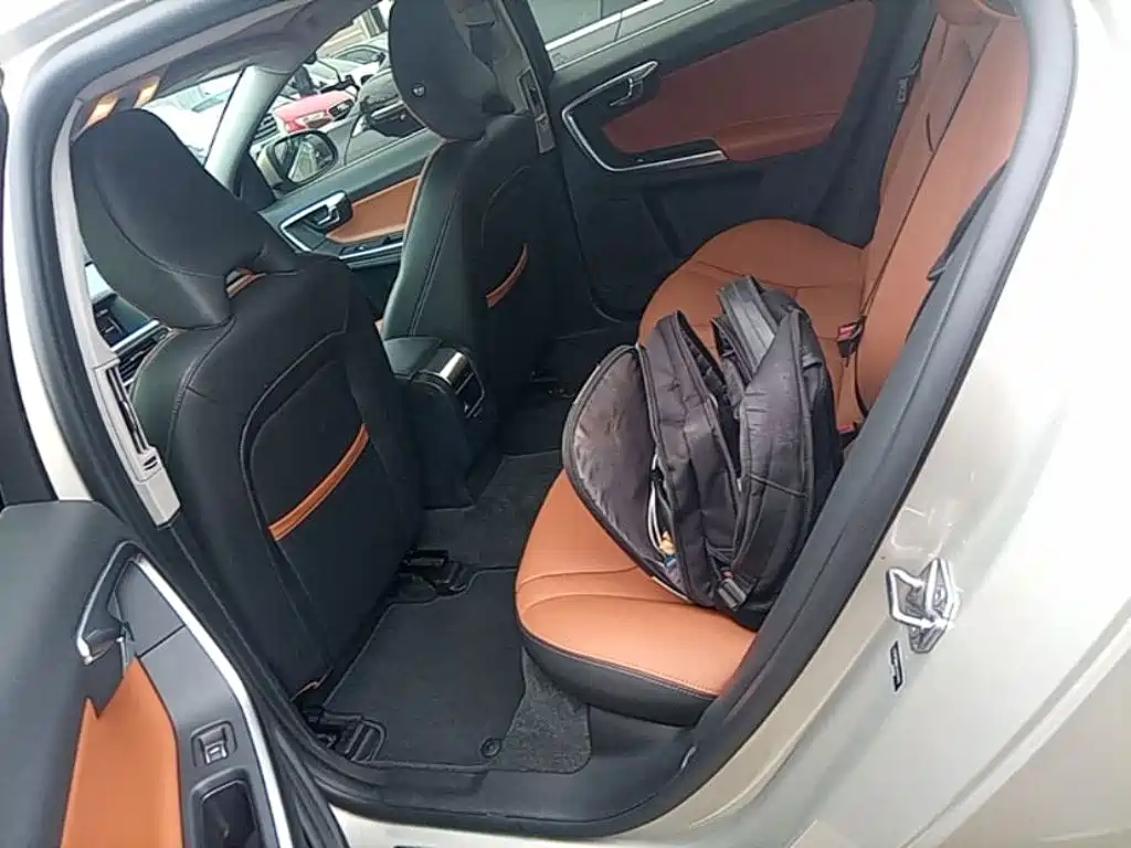 Volvo S60 — фото 17
