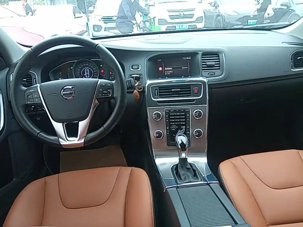 Volvo S60 — фото 10