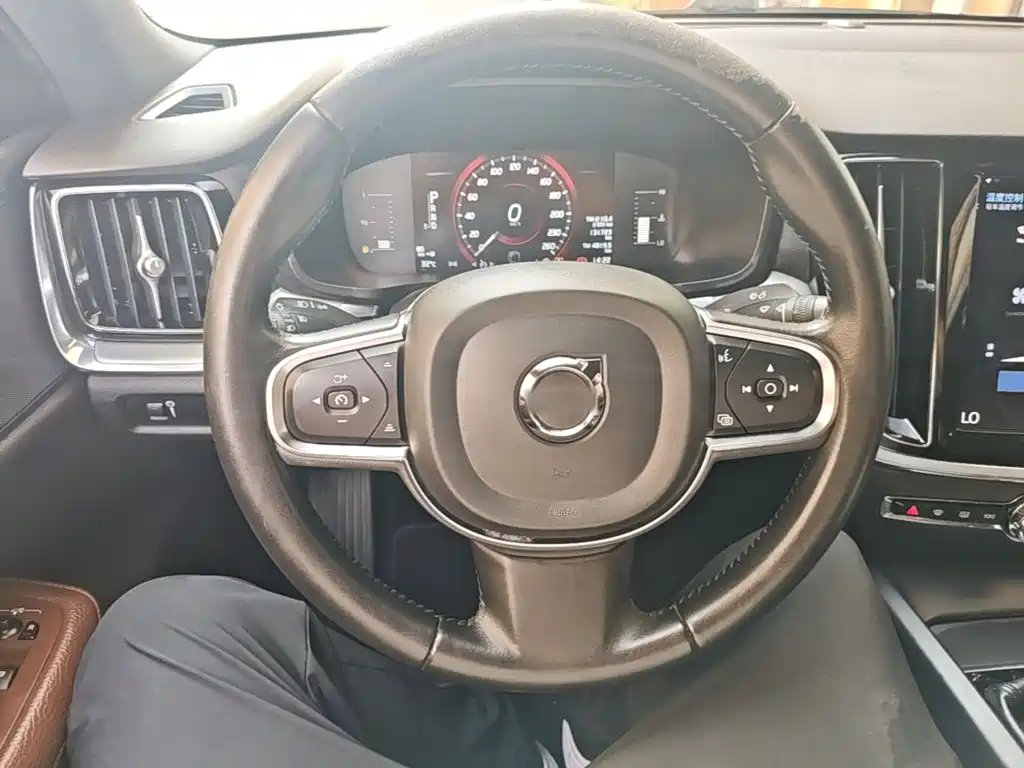 Volvo S60 — фото 11