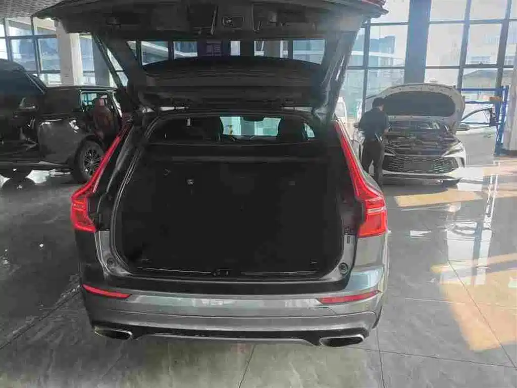 Volvo XC60 — фото 8