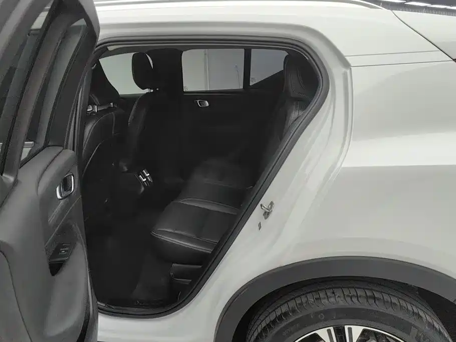 Volvo XC40 — фото 11