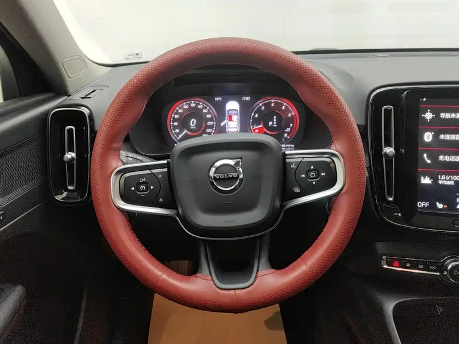 Volvo XC40 — фото 15