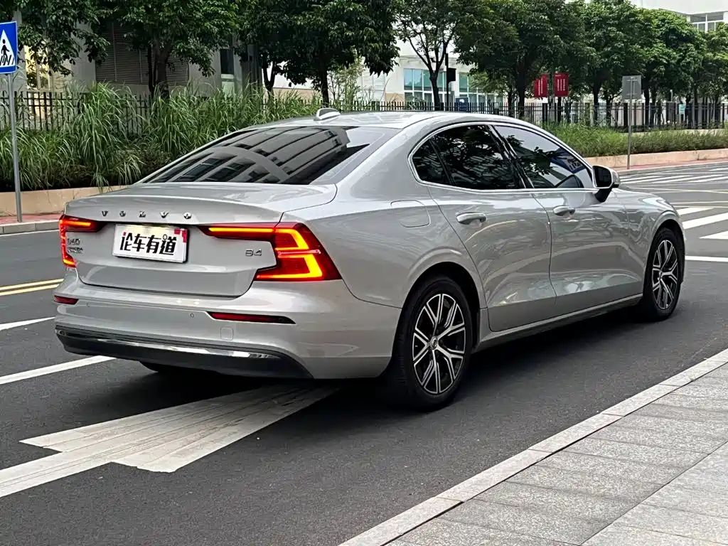 Volvo S60 — фото 2