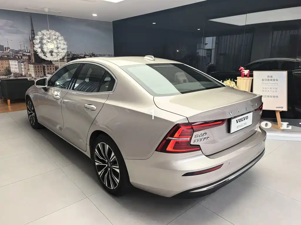 Volvo S60 — фото 14