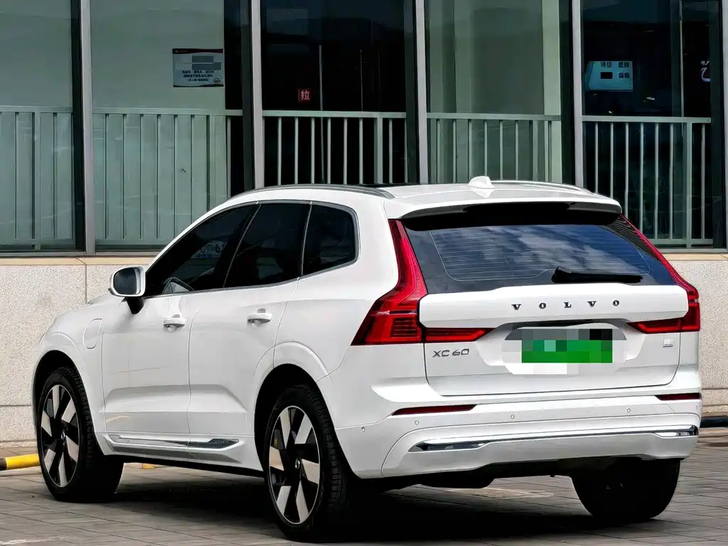 Volvo XC60 PHEV — фото 18