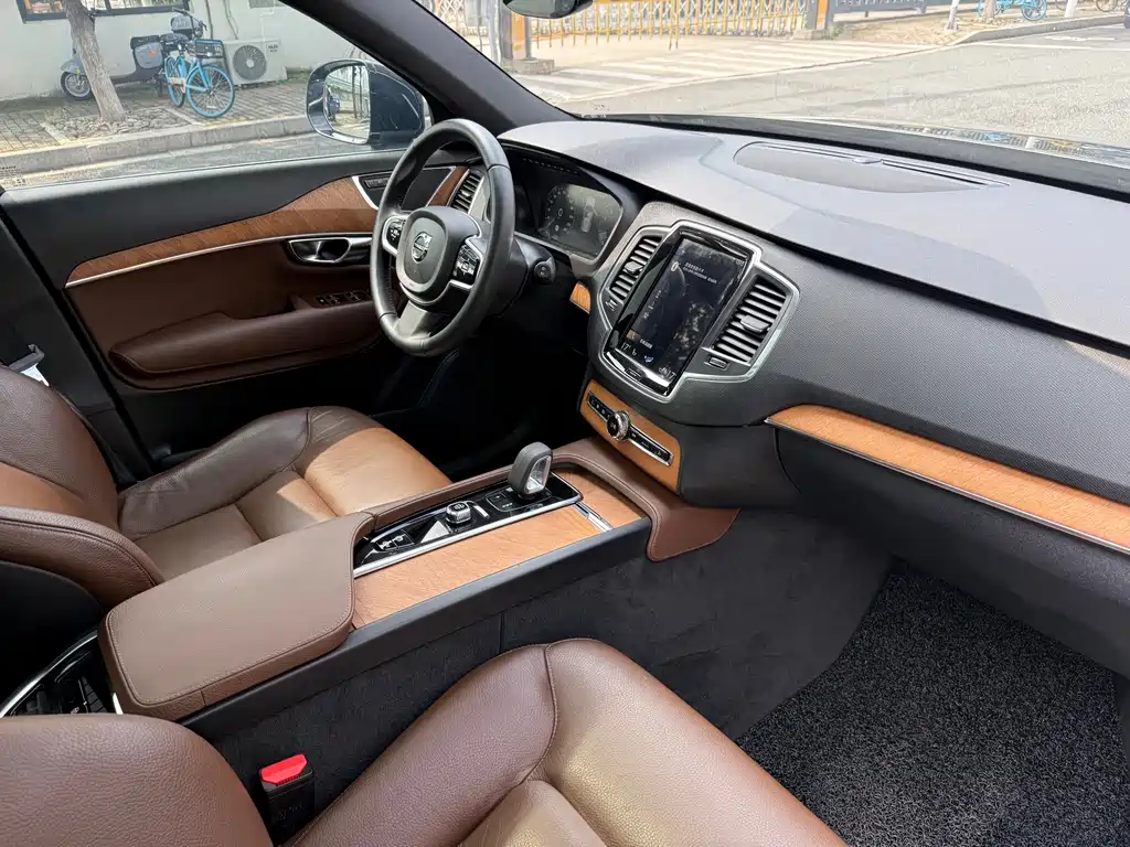 Volvo XC90 — фото 11