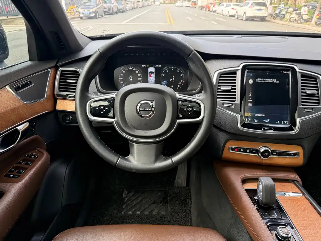 Volvo XC90 — фото 14