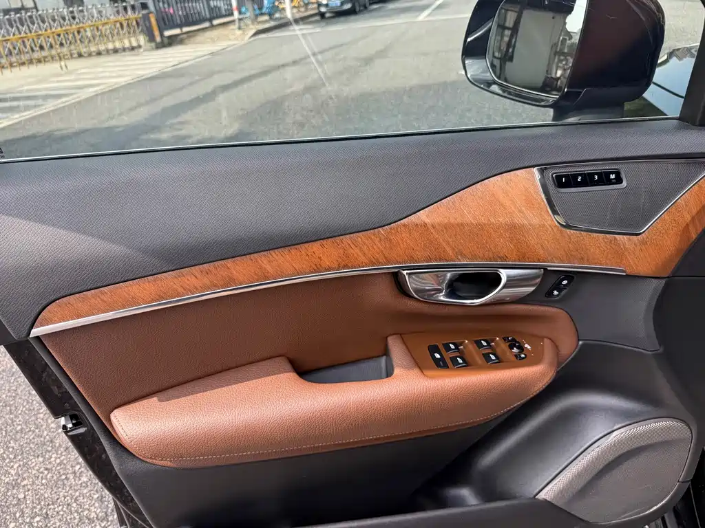 Volvo XC90 — фото 10