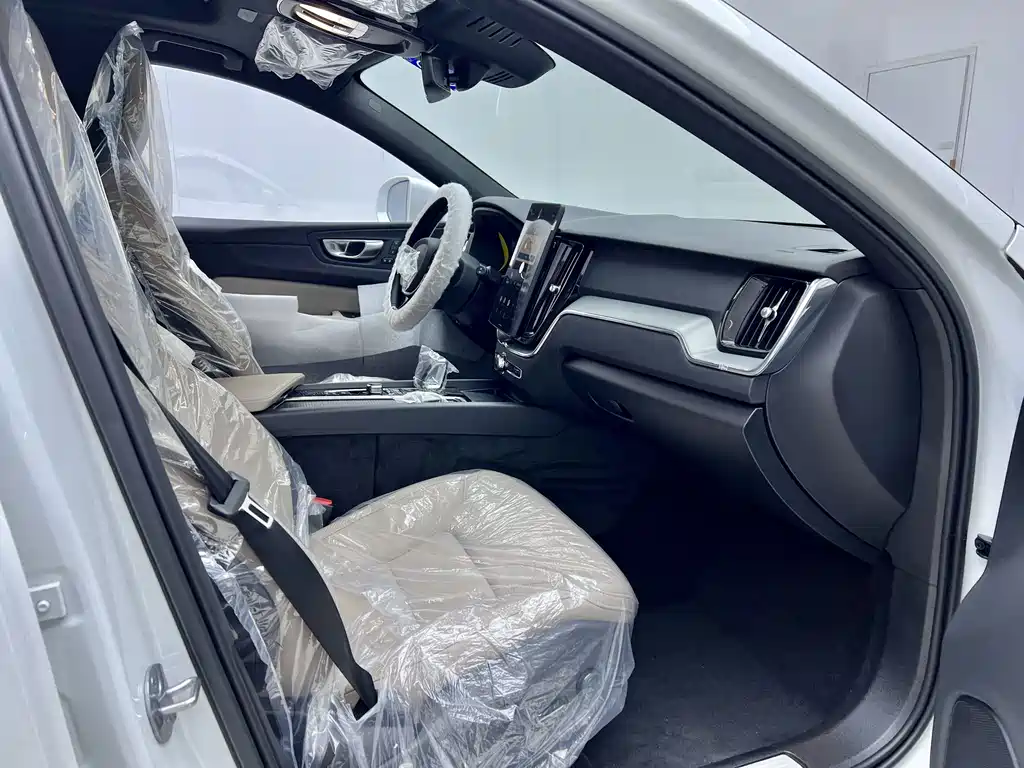 Volvo XC60 — фото 29