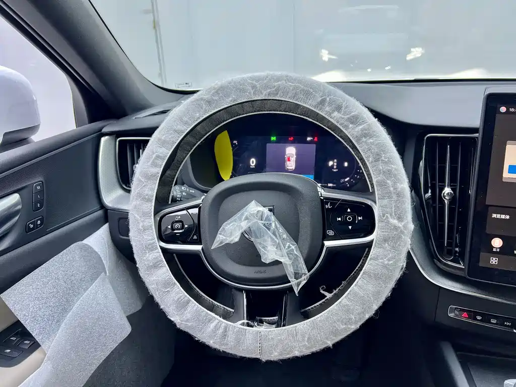 Volvo XC60 — фото 33