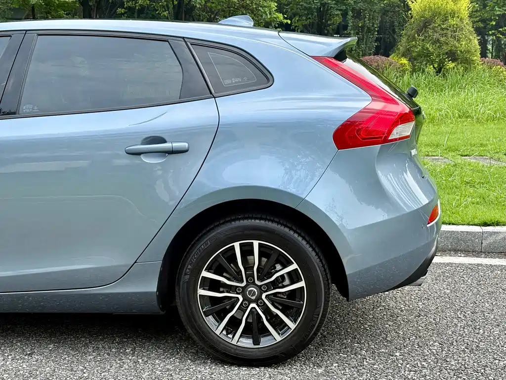 Volvo V40 — фото 19