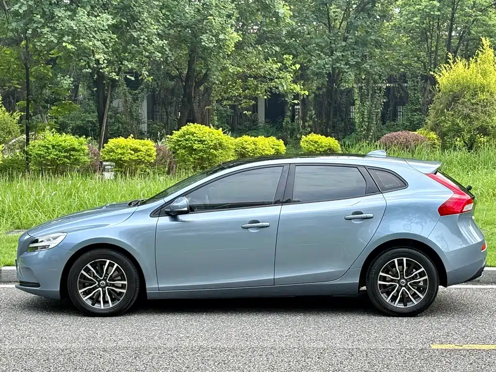 Volvo V40 — фото 7