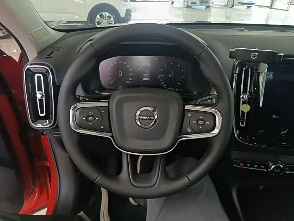 Volvo XC40 — фото 11
