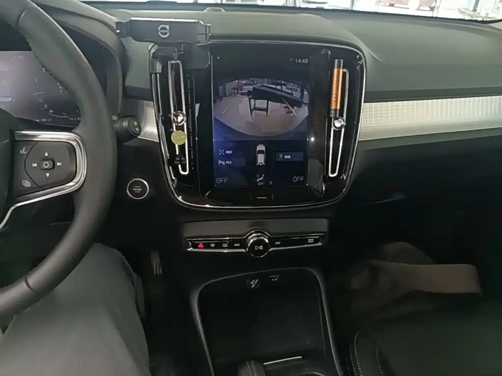 Volvo XC40 — фото 13