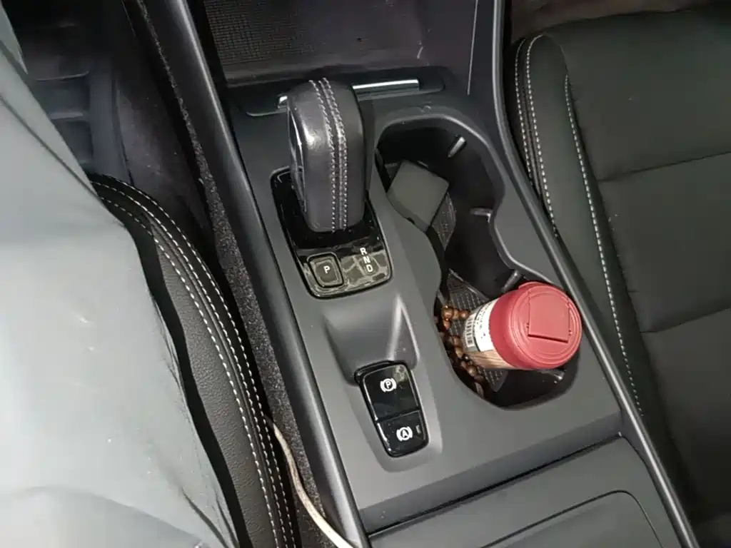 Volvo XC40 — фото 14