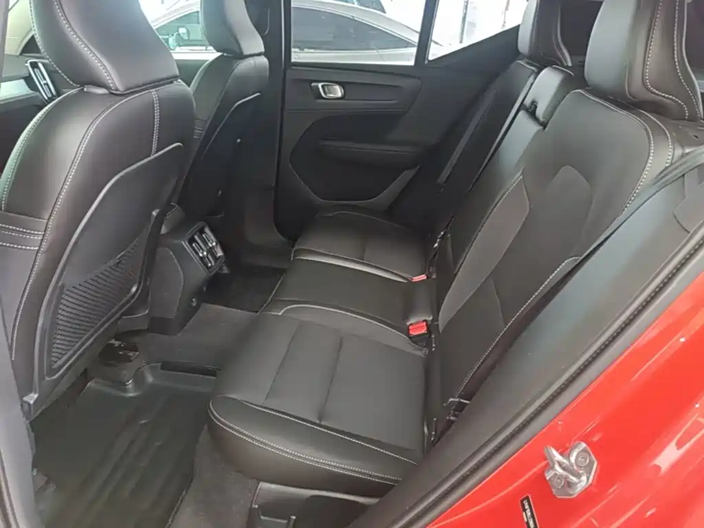 Volvo XC40 — фото 17