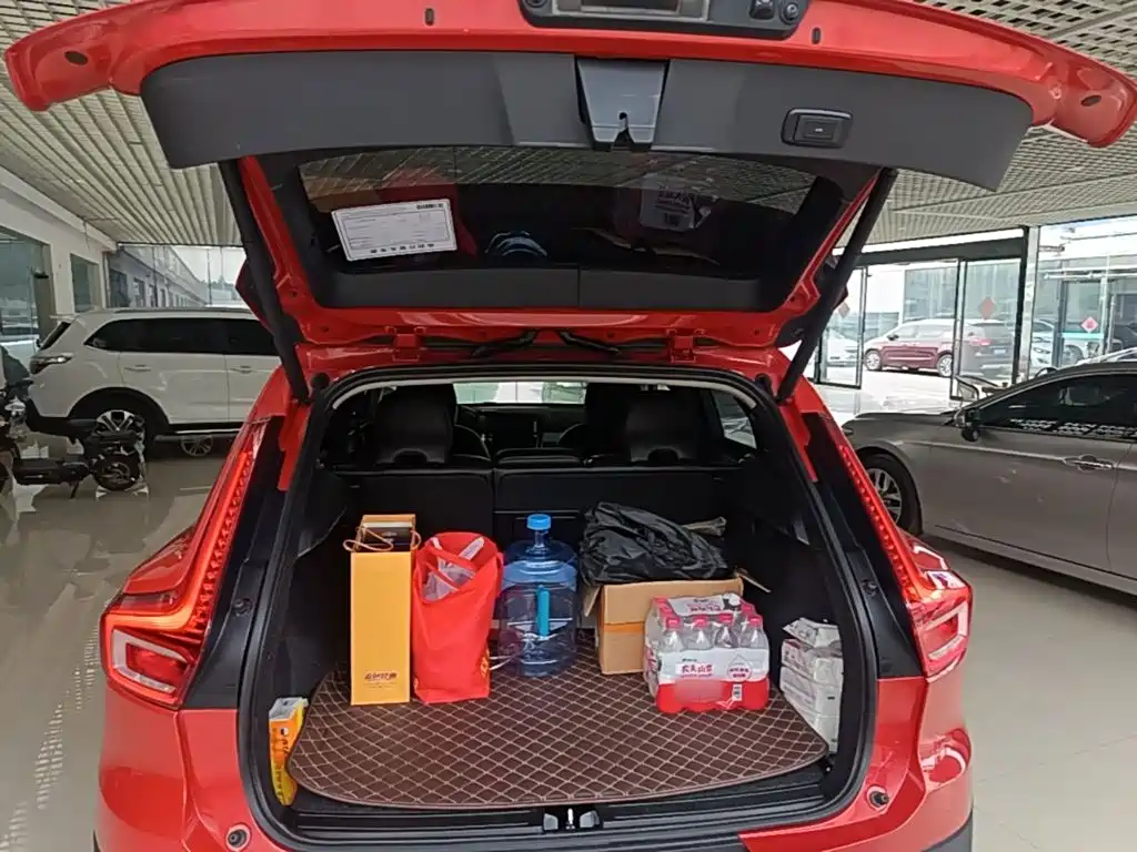 Volvo XC40 — фото 19