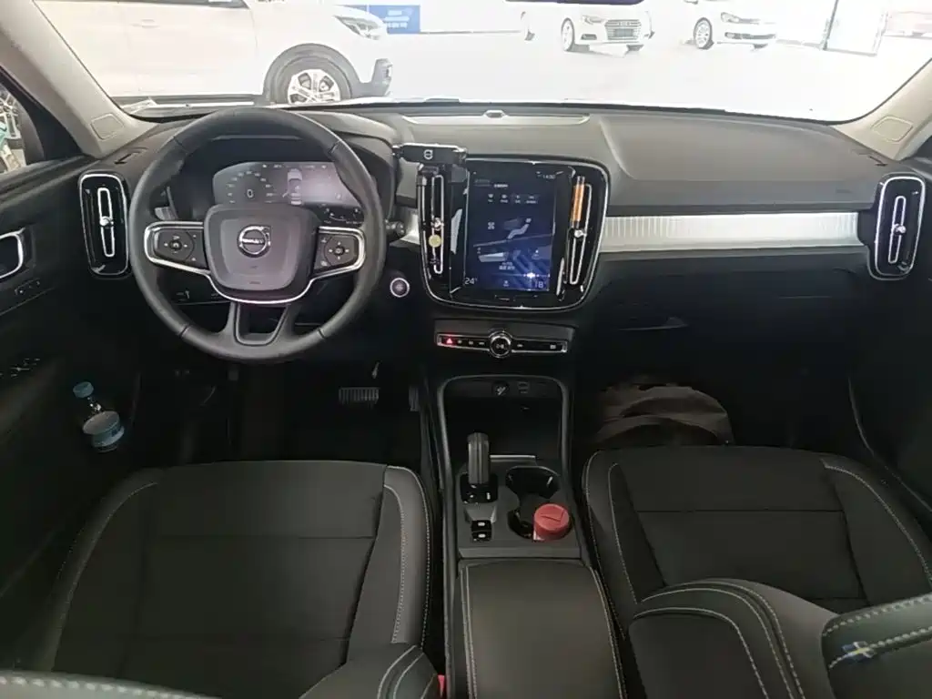 Volvo XC40 — фото 10