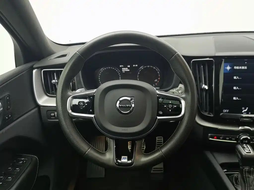 Volvo XC60 — фото 11