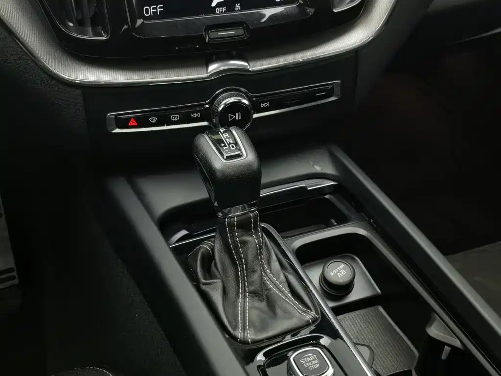 Volvo XC60 — фото 13