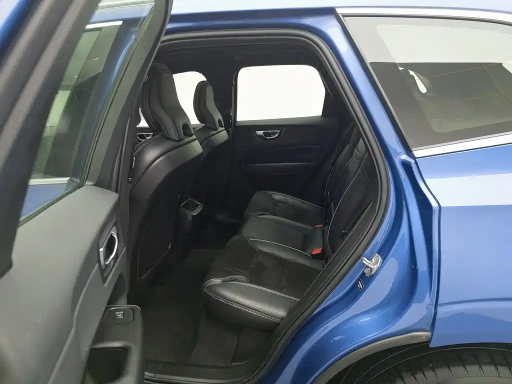 Volvo XC60 — фото 15