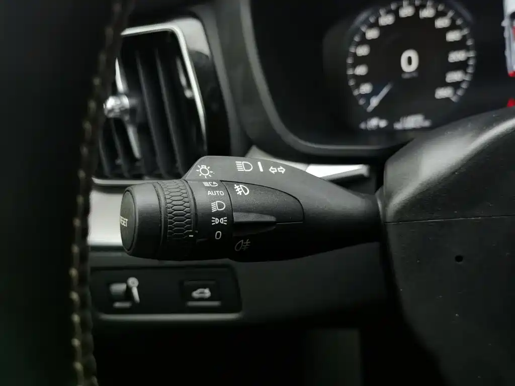 Volvo XC60 — фото 21