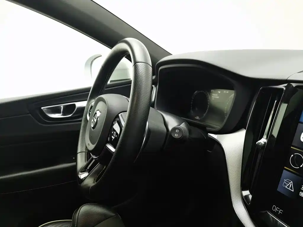 Volvo XC60 — фото 22