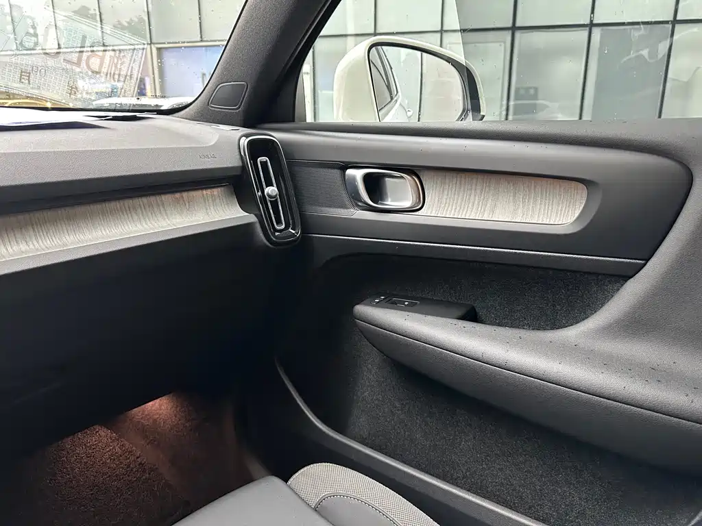 Volvo XC40 — фото 11