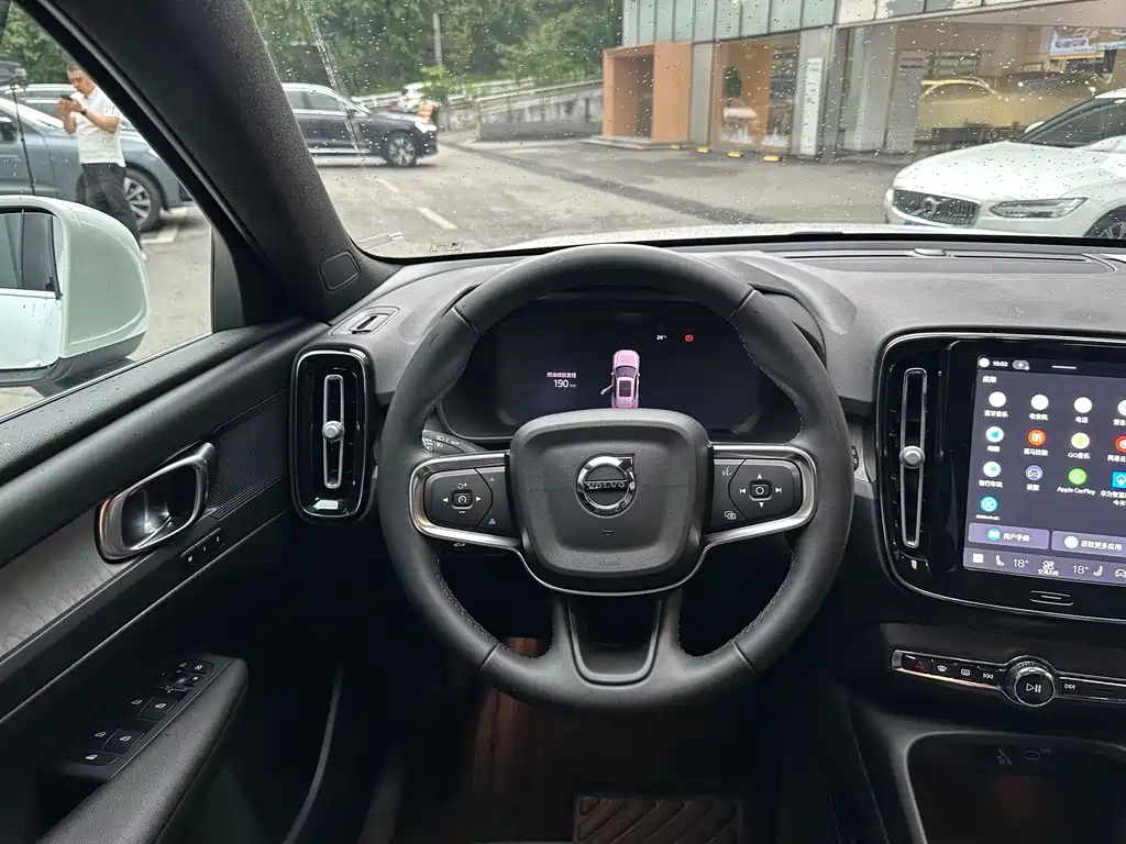 Volvo XC40 — фото 14