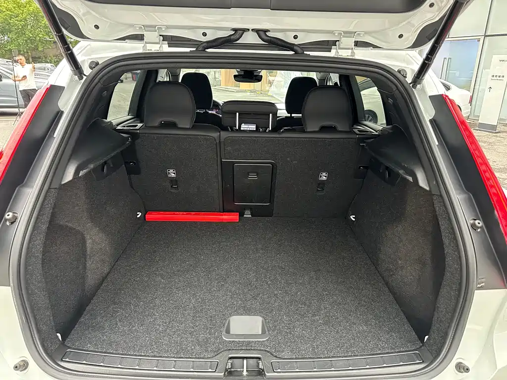 Volvo XC40 — фото 16