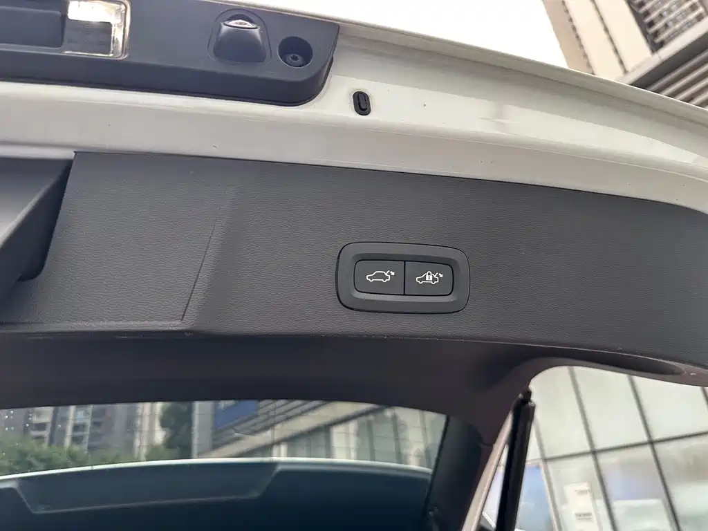 Volvo XC40 — фото 17