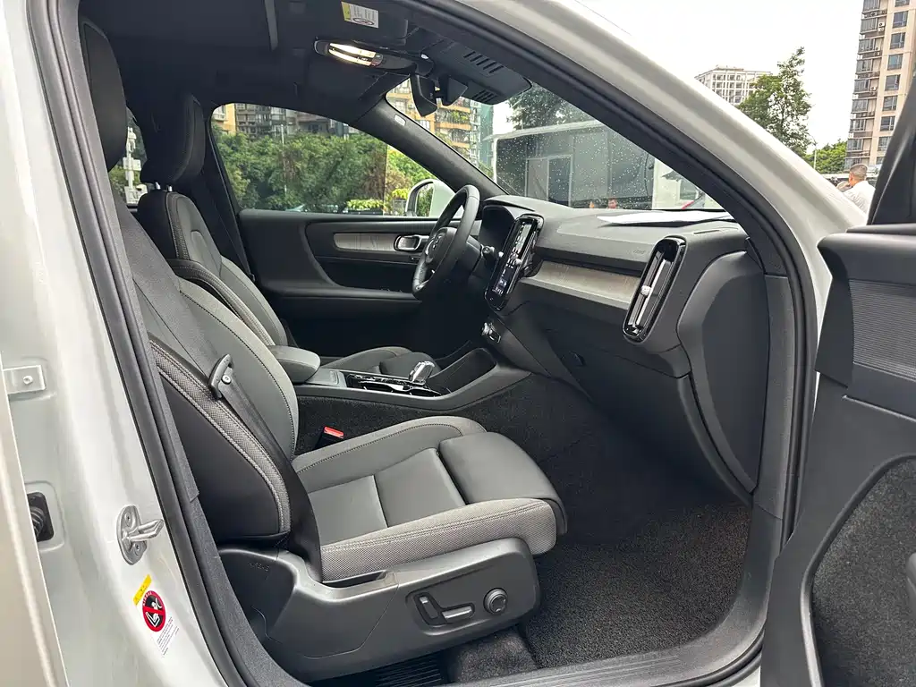 Volvo XC40 — фото 19
