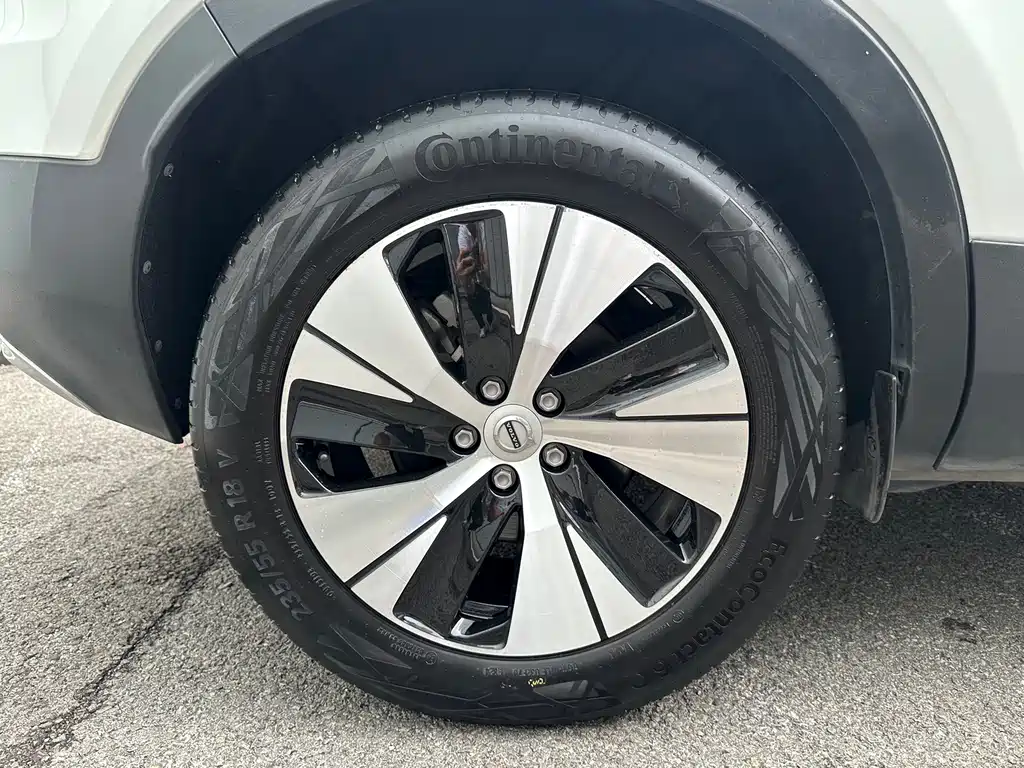 Volvo XC40 — фото 21