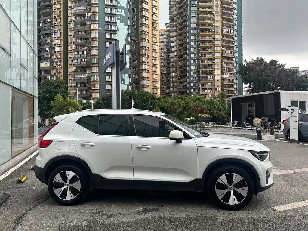 Volvo XC40 — фото 4
