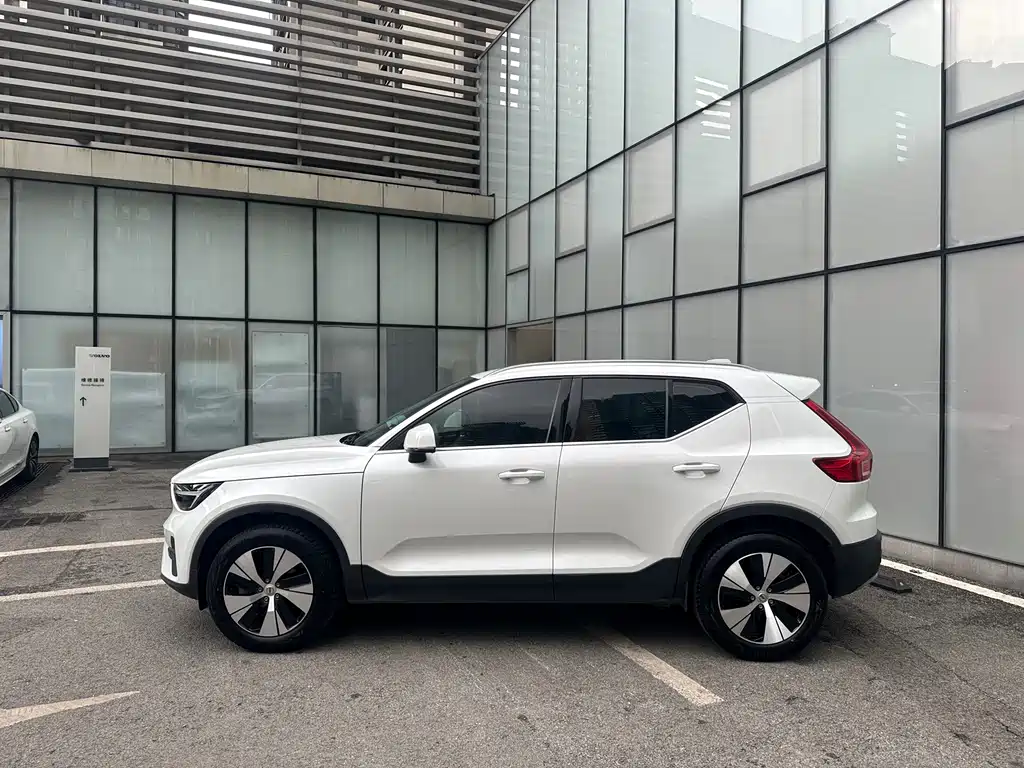 Volvo XC40 — фото 5