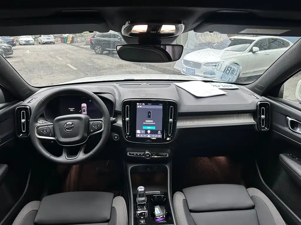 Volvo XC40 — фото 10