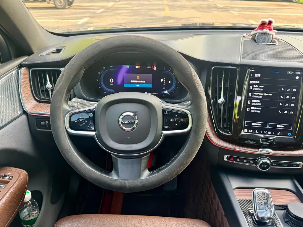 Volvo XC60 — фото 6