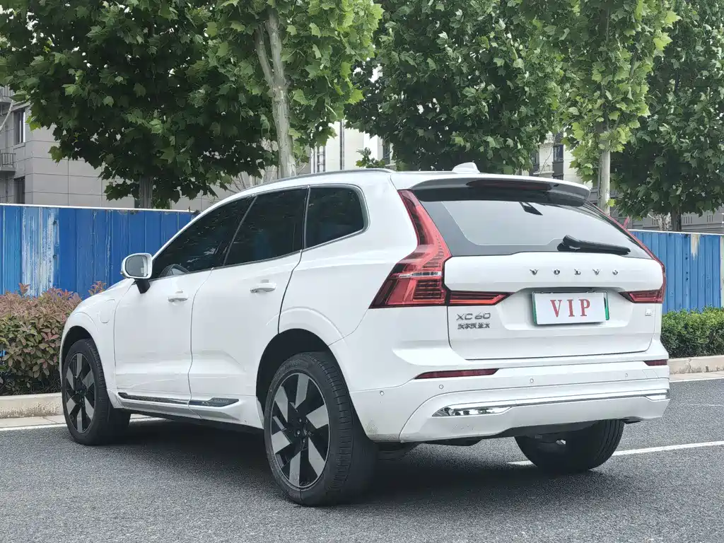 Volvo XC60 PHEV — фото 7