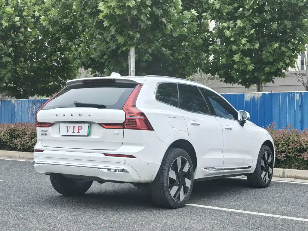 Volvo XC60 PHEV — фото 9