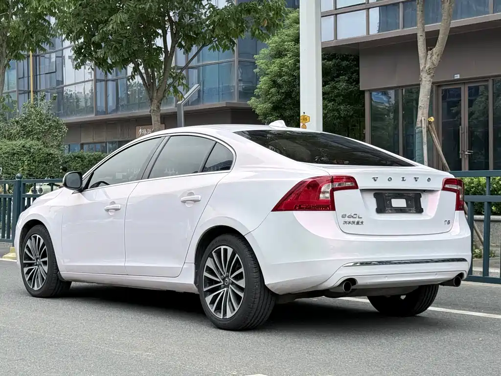 Volvo S60 — фото 4