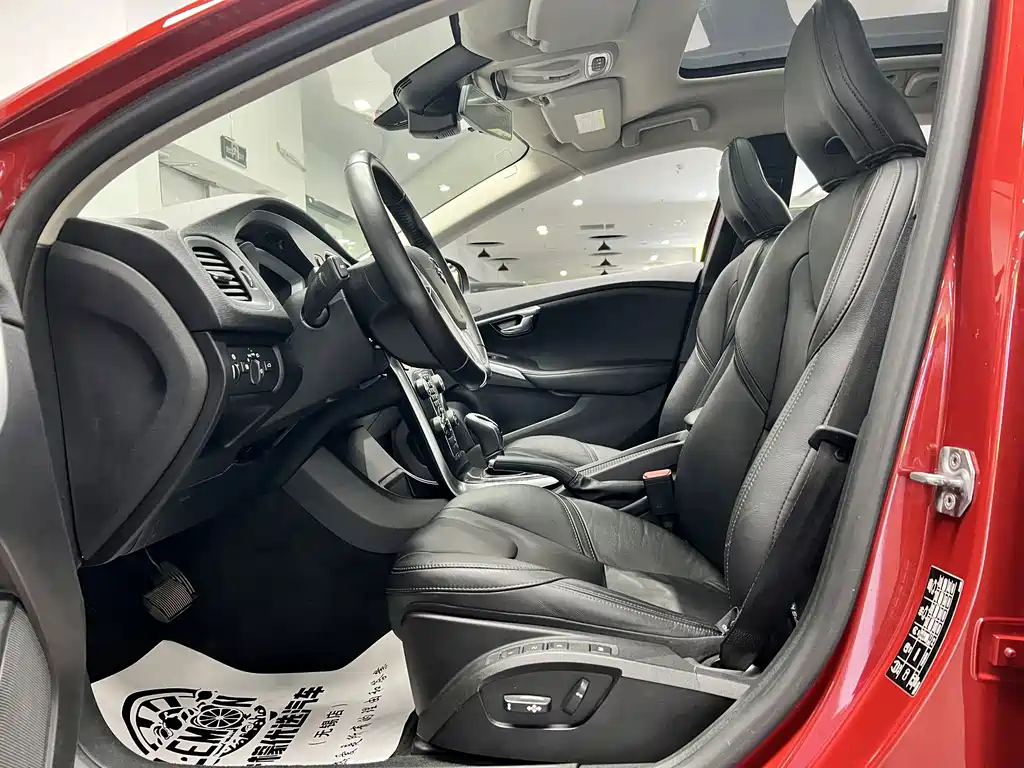 Volvo V40 — фото 15