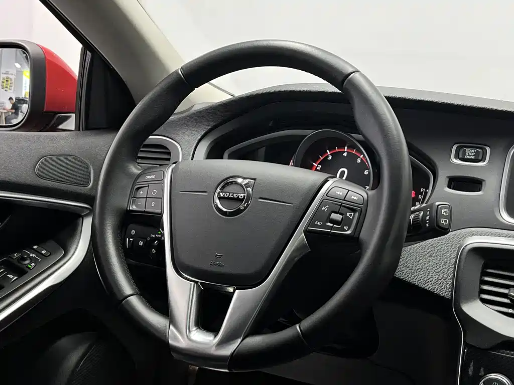 Volvo V40 — фото 19