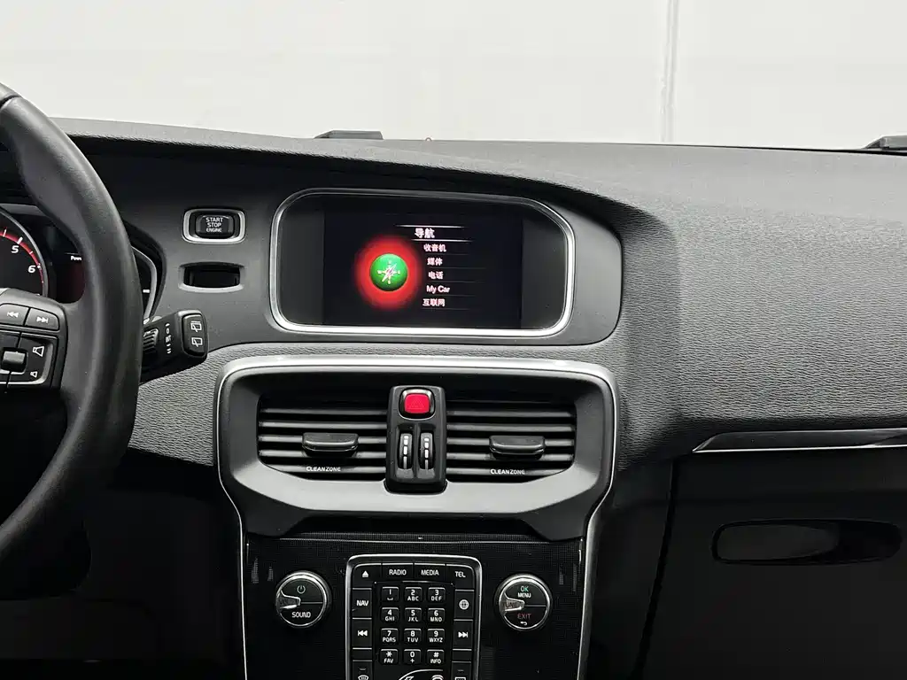 Volvo V40 — фото 20