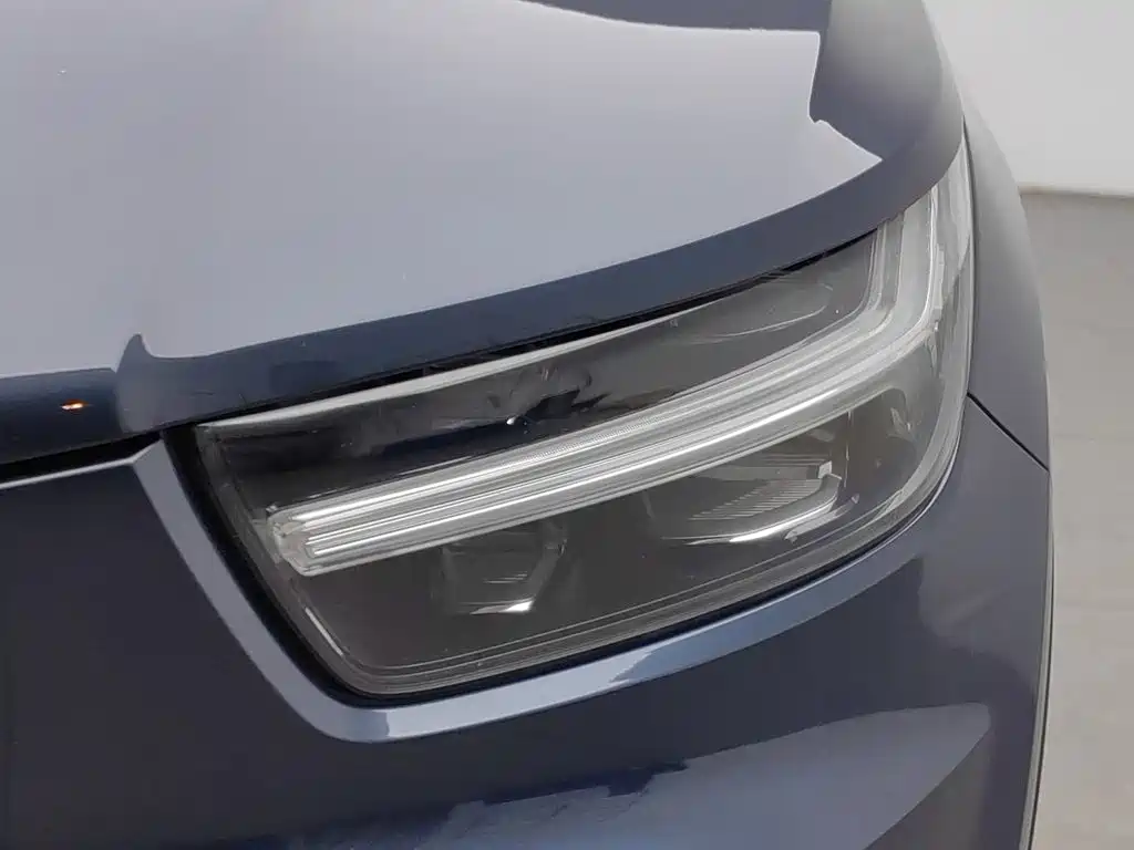 Volvo XC40 — фото 7