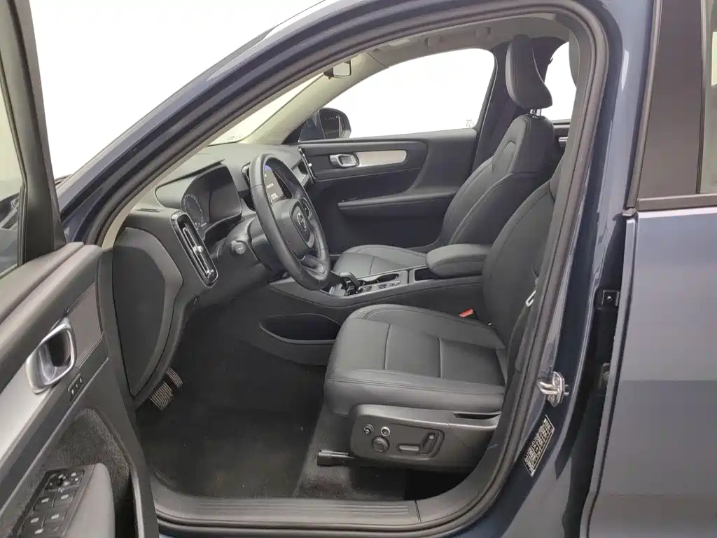 Volvo XC40 — фото 10