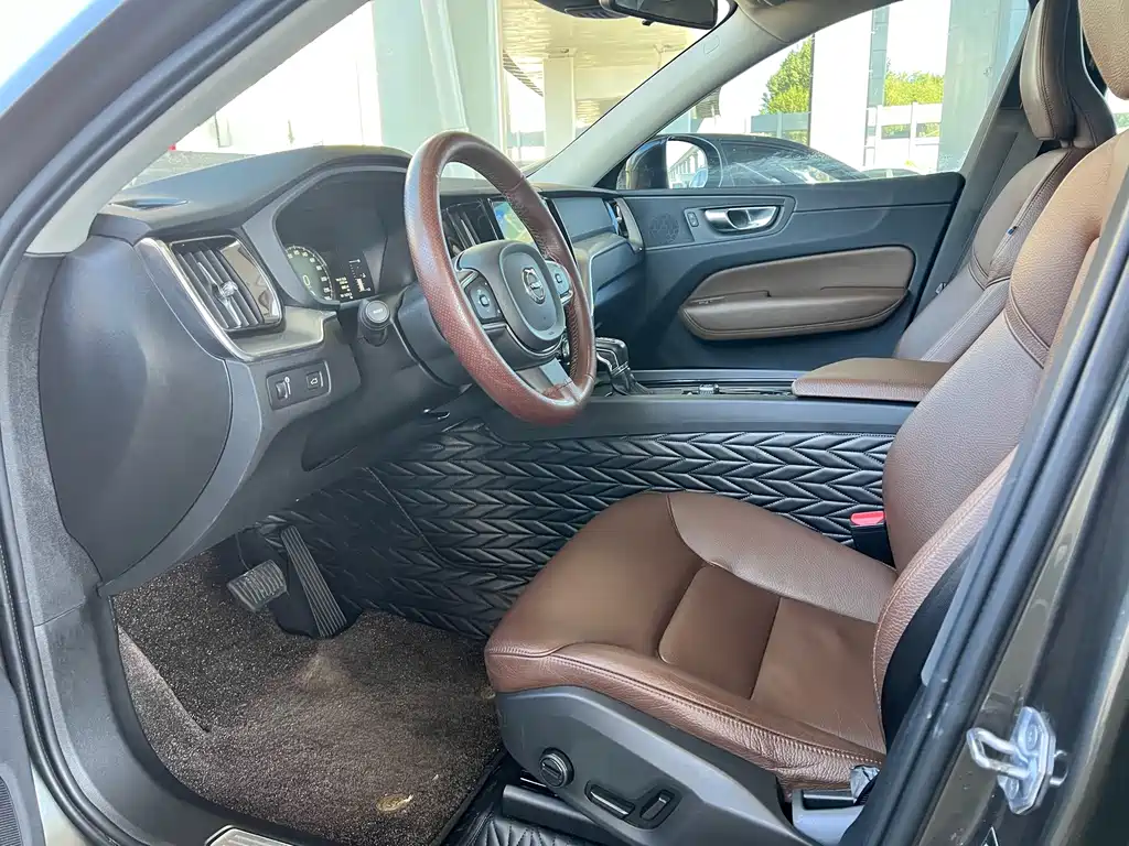 Volvo XC60 — фото 7