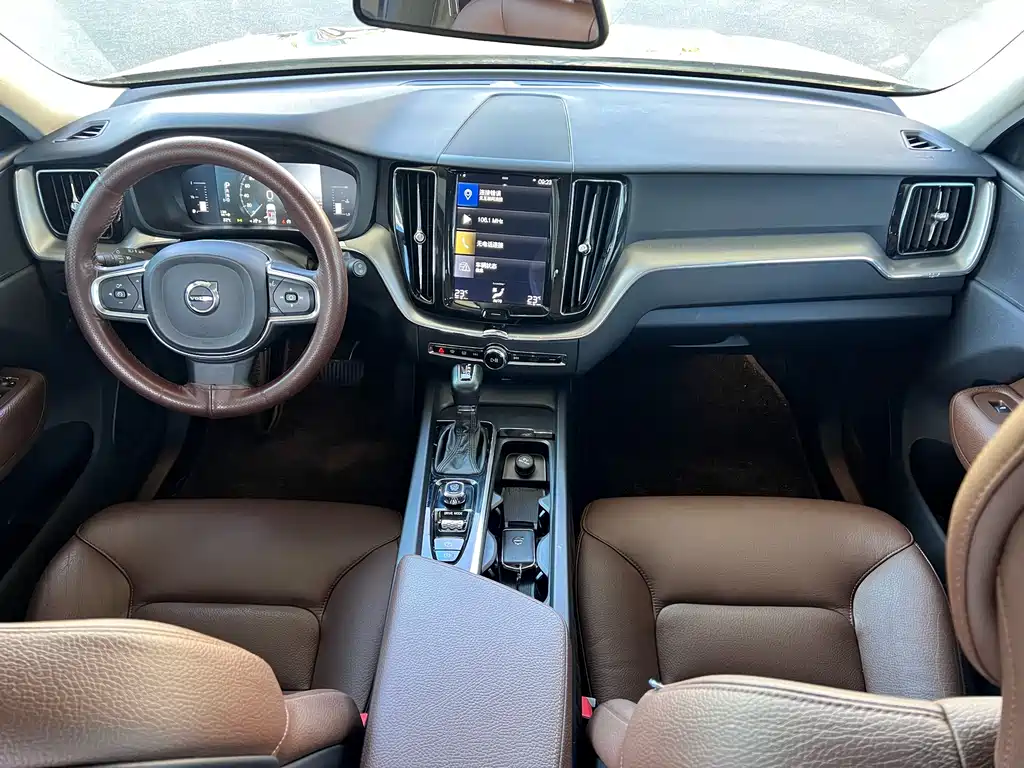 Volvo XC60 — фото 8