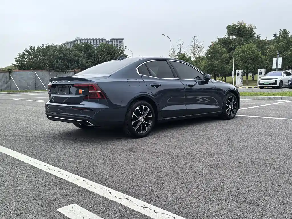 Volvo S60 — фото 13
