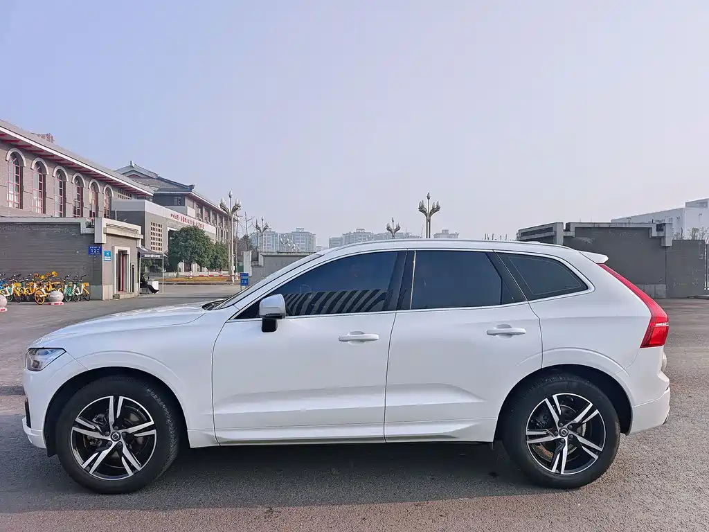 Volvo XC60 — фото 3